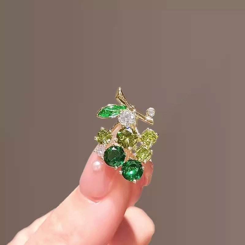 Mini Exquisite Grape Small Pin Elegant All-match Suit Brooch Cute Anti-light Fixed Buckle Women's Pressage Flap Purple